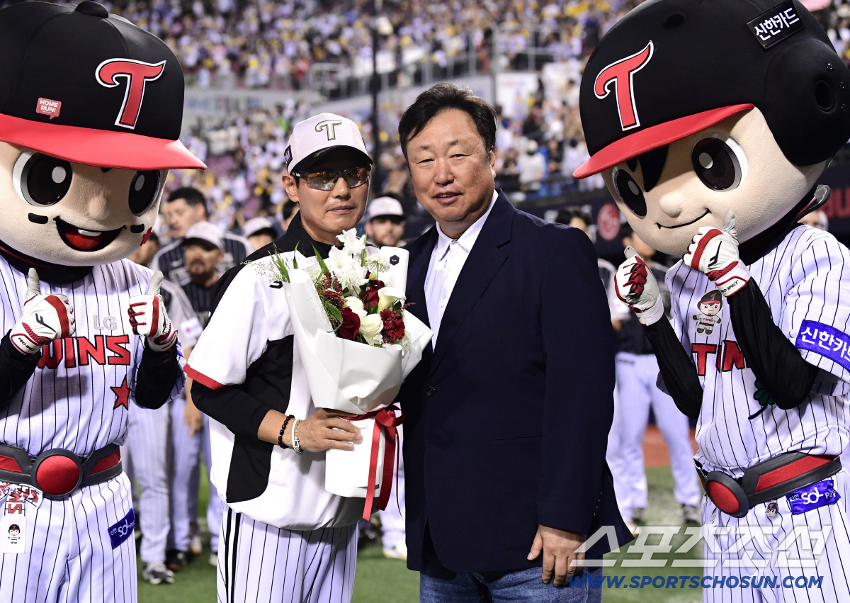 24일 잠실구장에서 열린 LG와 삼성의 주중 3연전 두 번째 경기. 프로 통산 700승을 달성한 LG 염경엽 감독이 선수단의 축하를 받고 있다. 잠실=송정헌 기자 songs@sportschosun.com/2026.06.24/