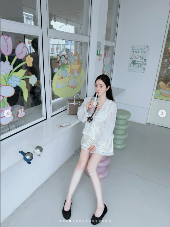 Hong Soo-ah's Leg Length Looks AI-Generated... 'Bone-Thin' Figure Despite Two Milk Teas a Day