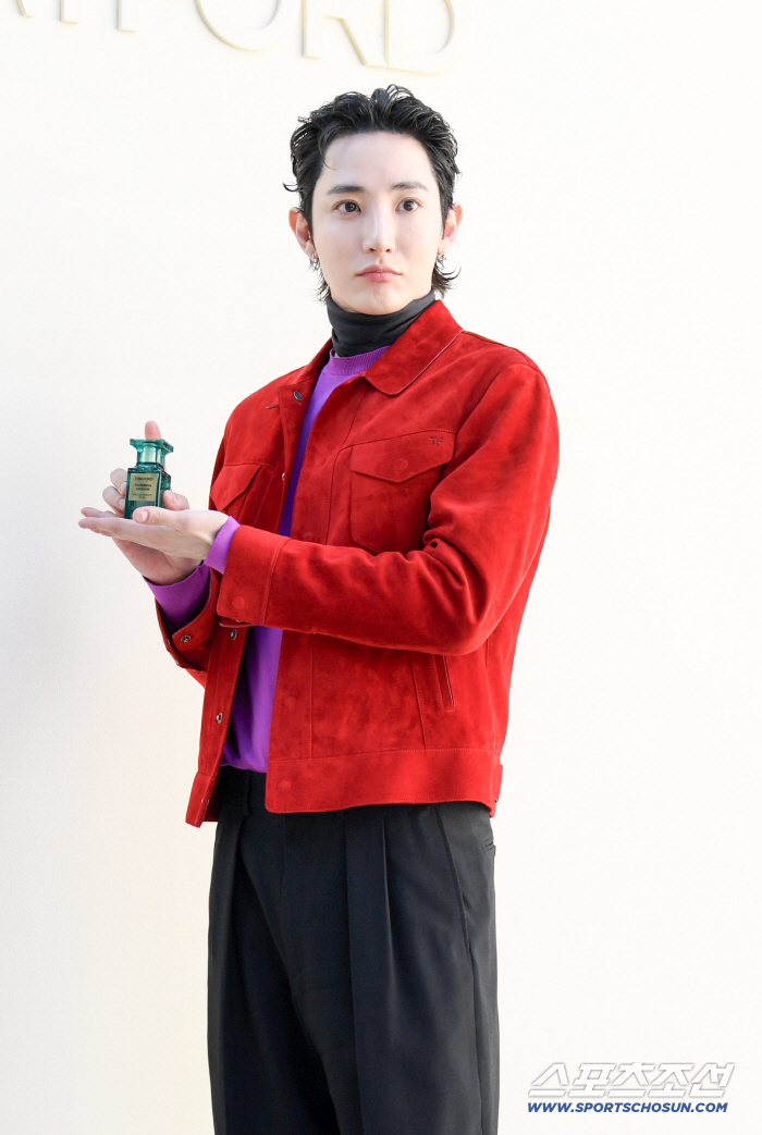 Actor Lee Soo-hyuk strikes a chic pose