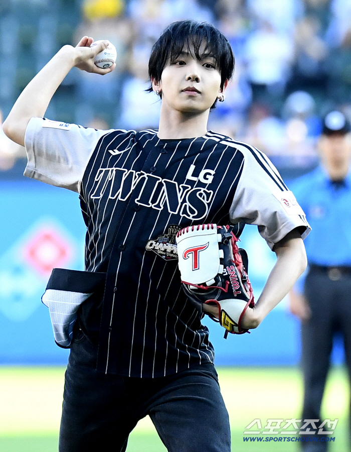 Myeong Jaehyun throws a spirited first pitch in an LG Twins uniform