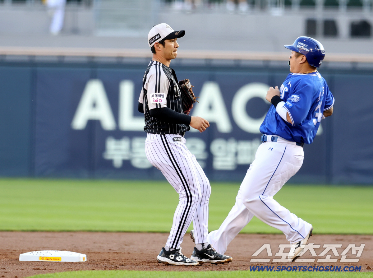 24일 잠실구장에서 열린 LG와 삼성의 주중 3연전 두 번째 경기. 2회 2루 도루를 성공시키는 삼성 최형우. 잠실=송정헌 기자 songs@sportschosun.com/2026.06.24/