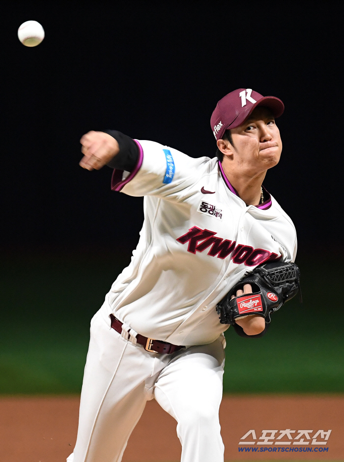 '158㎞ 안우진이 무너졌다'…5.1이닝 6실점 '충격'→제구 '흔들'에 MLB스카우트들도 '갸우뚱' [고척 현장]