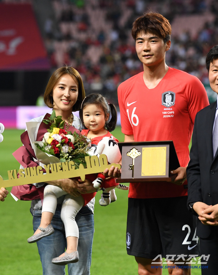 Han Hye-jin Reveals Newlywed Life in the British Countryside While Following Ki Sung-yueng 'There Was No Korean Food, So We Made Dumplings'