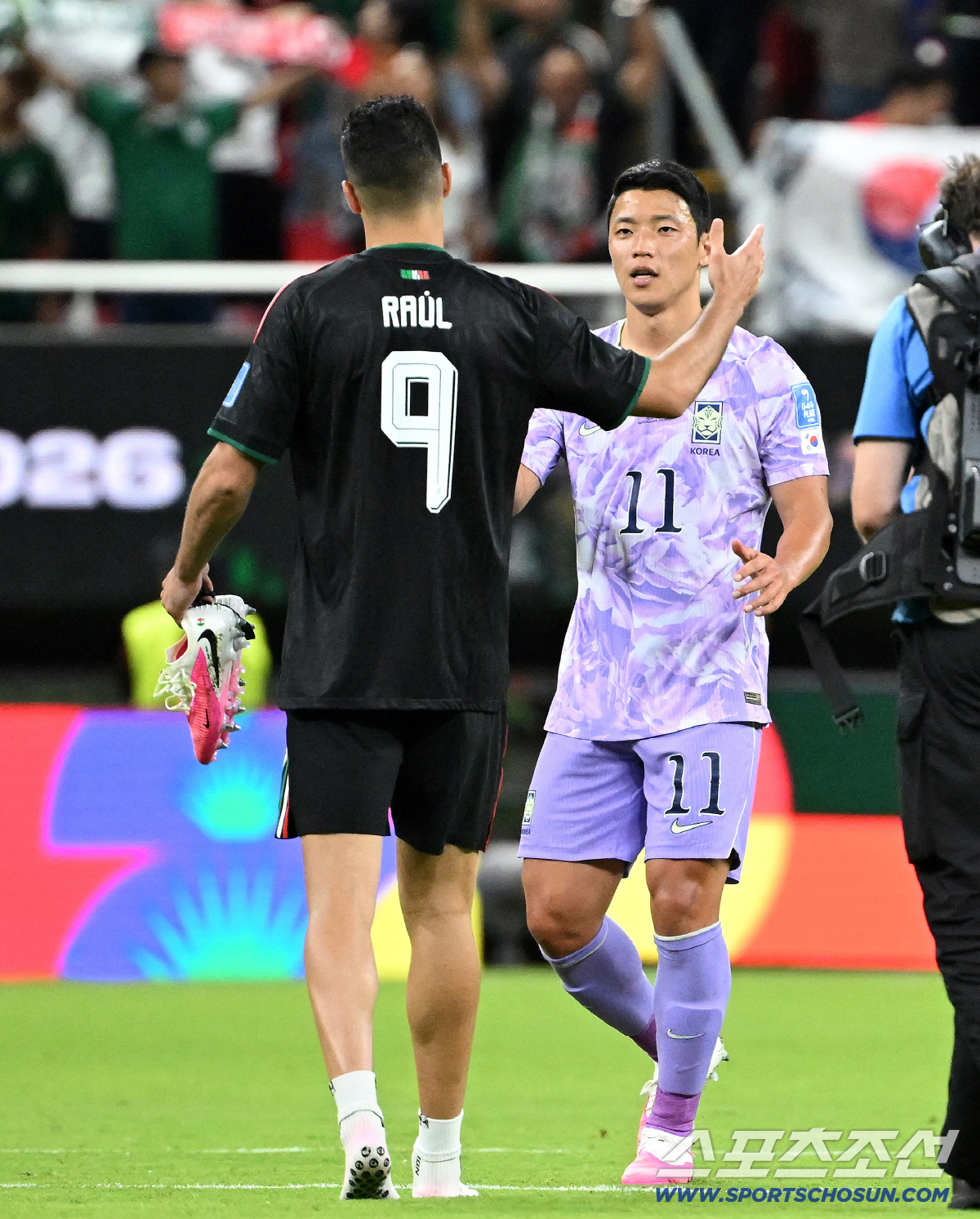 19일(한국시각) 멕시코 과달라하라 사포판의 에스타디오 과달라하라에서 열린 2026 북중미월드컵 대한민국과 멕시코의 경기. 대한민국이 0대1로 패했다. 라울 히메네스와 경기 종료 후 인사하는 황희찬의 모습. 사포판(멕시코)=허상욱 기자 wook@sportschosun.com/2026.06.19/