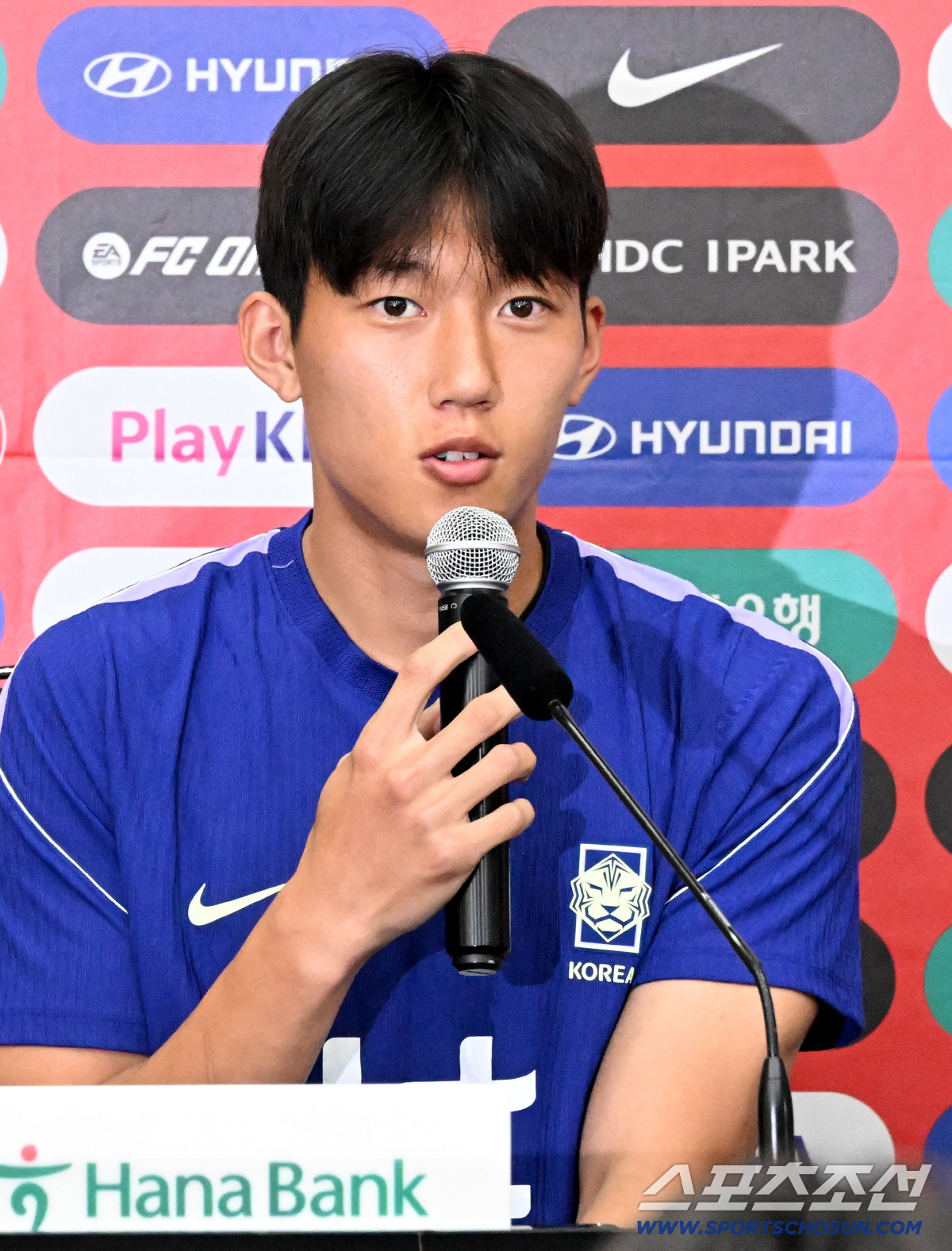 대한민국 월드컵 대표팀이 23일(한국시각) 멕시코 몬테레이 인근 산니콜라스의 에스타디오 우니베르시타리오에서 비공개 훈련을 가졌다. 이한범이 훈련 전 열린 기자회견에서 질문에 답하고 있다. 산니콜라스(멕시코)=허상욱 기자 wook@sportschosun.com/2026.06.23/