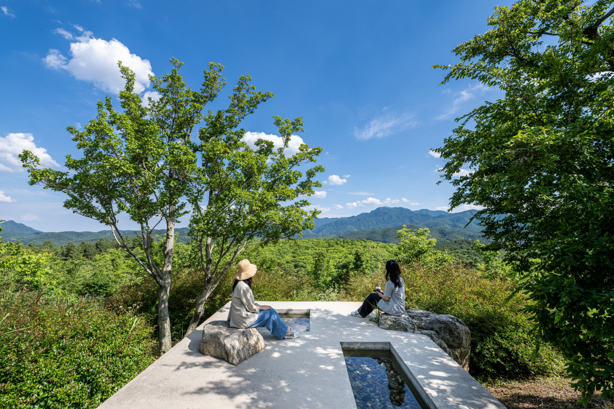 There are nine themed gardens, including "Pungseolgicheonnyeon," home to quince trees over 300 years old, and "Byeolyudongcheon," a crape myrtle