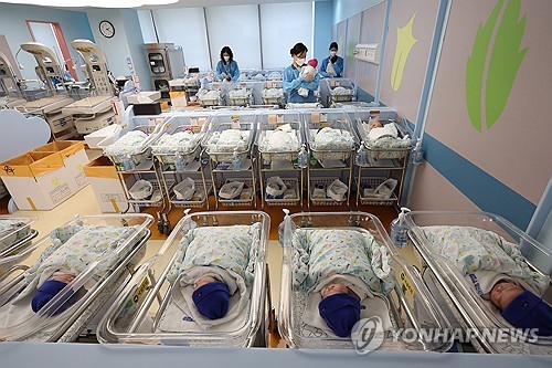신생아실에서 신생아 돌보는 의료진 [연합뉴스 자료사진]