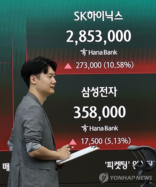 (서울=연합뉴스) 김인철 기자 = 25일 서울 중구 하나은행 딜링룸 현황판에 삼성전자와 SK하이닉스 등 주가가 표시되고 있다. 이날 코스피는 전 거래일 대비 232.40포인트(2.74%) 오른 8,703.42에, 코스닥은 14.35포인트(1.58%) 오른 923.66에 개장했다. 2026.6.25 yatoya@yna.co.kr