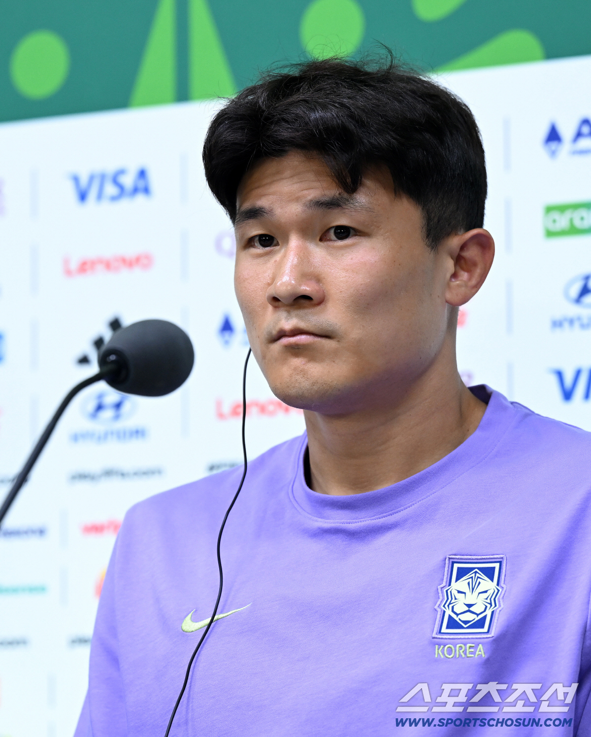 24일(한국시각) 멕시코 몬테레이 인근 과달루페의 에스타디오 몬테레이에서 열린 대한민국 월드컵대표팀의 공식 기자회견. 김민재가 질문을 듣고 있다. 과달루페(멕시코)=허상욱 기자 wook@sportschosun.com/2026.06.24/