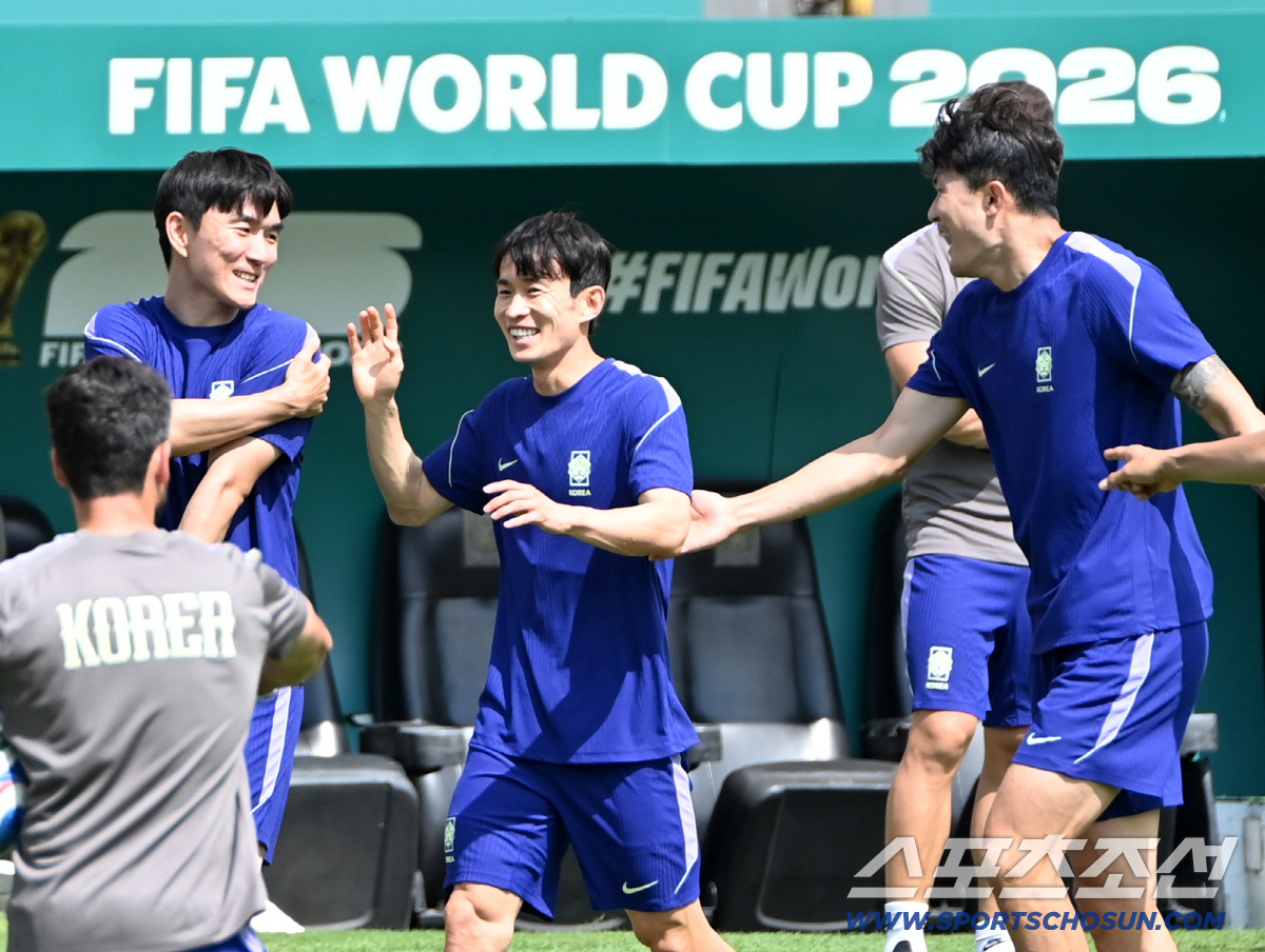 2026 북중미 월드컵 남아공전을 하루 앞둔 대한민국 월드컵 대표팀이 24일(한국시각) 멕시코 몬테레이 인근 산니콜라스의 에스타디오 우니베르시타리오에서 공식 훈련을 가졌다. 김민재 김문환 황인범이 론도 훈련을 하고 있다. 산니콜라스(멕시코)=허상욱 기자 wook@sportschosun.com/2026.06.24/