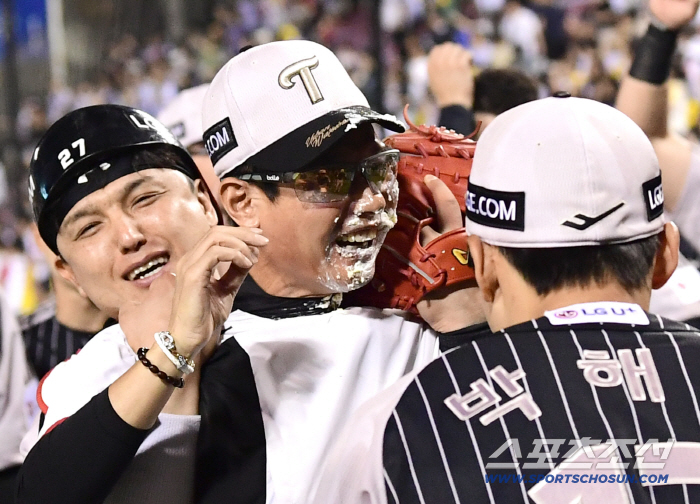 '이렇게 합이 좋은데 1위 당연하지...' 박동원 붙잡고 박해민 케이크 범벅! 역시나 손발이 척척. 염갈량 700승