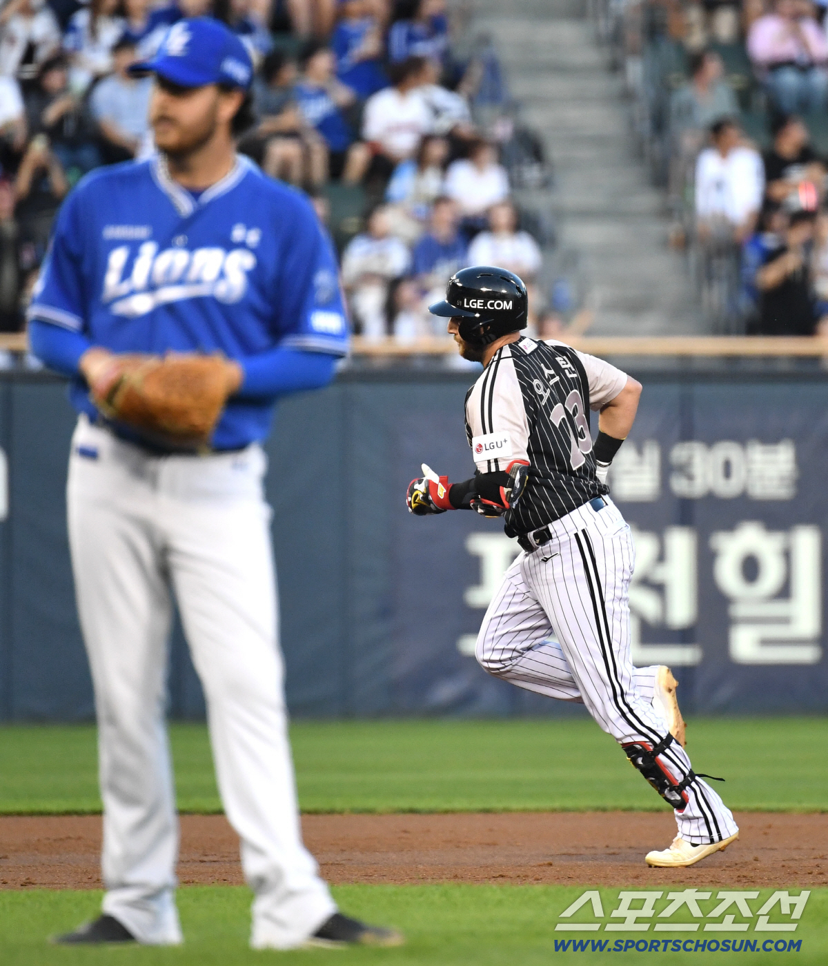 24일 잠실구장에서 열린 LG와 삼성의 주중 3연전 두 번째 경기. 4회 LG 오스틴이 삼성 오러클린을 상대로 솔로홈런을 날렸다. 그라운드를 돌고 있는 오스틴. 잠실=송정헌 기자 songs@sportschosun.com/2026.06.24/