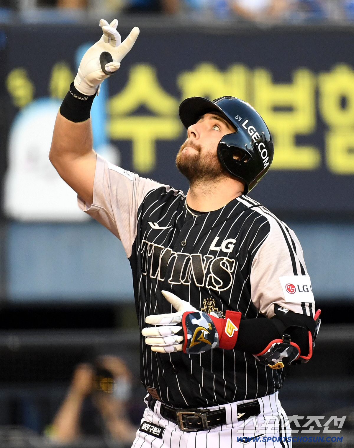 24일 잠실구장에서 열린 LG와 삼성의 주중 3연전 두 번째 경기. 4회 LG 오스틴이 삼성 오러클린을 상대로 솔로홈런을 날렸다. 세리머니를 펼치고 있는 오스틴. 잠실=송정헌 기자 songs@sportschosun.com/2026.06.24/