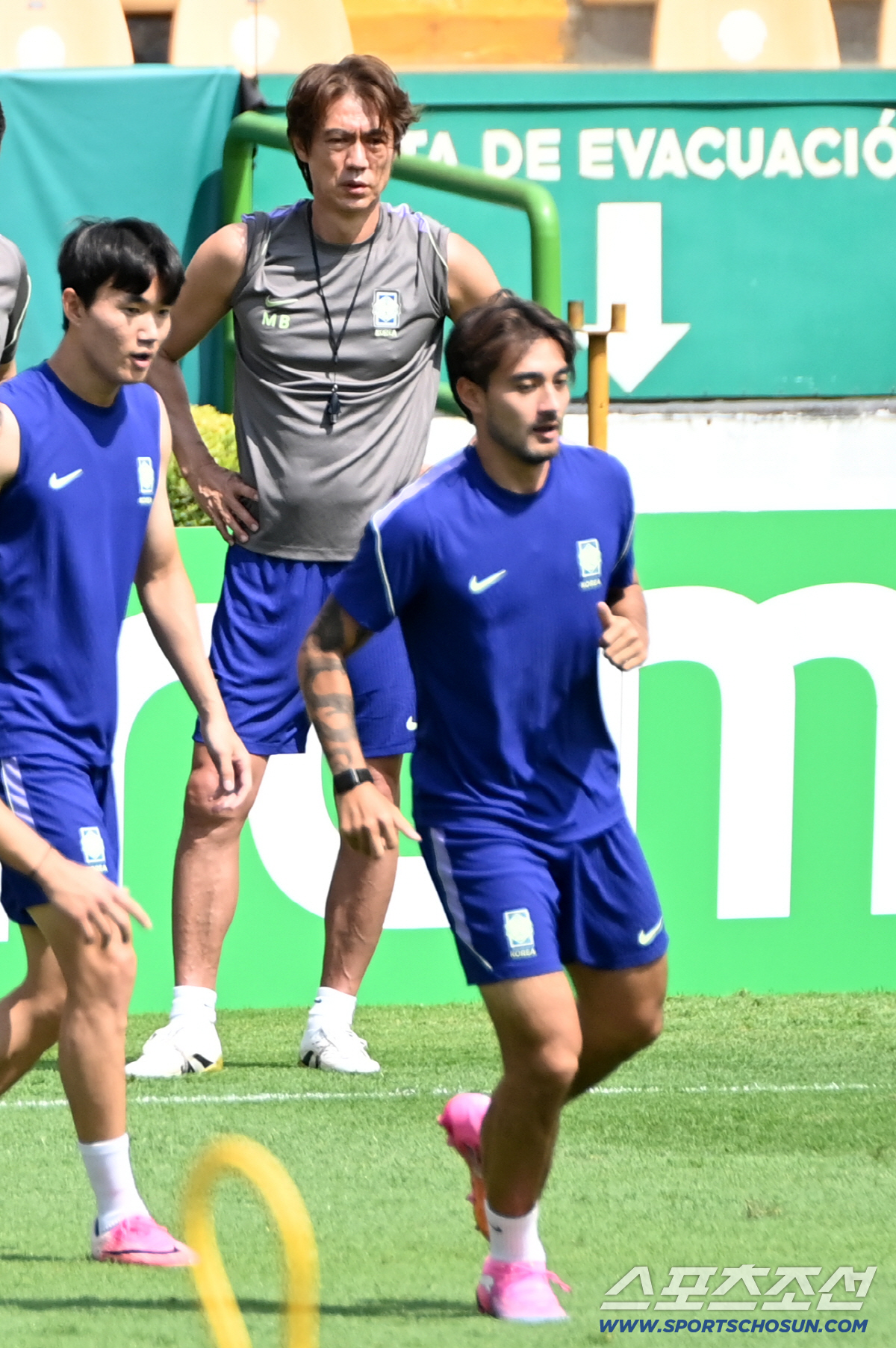 2026 북중미 월드컵 남아공전을 하루 앞둔 대한민국 월드컵 대표팀이 24일(한국시각) 멕시코 몬테레이 인근 산니콜라스의 에스타디오 우니베르시타리오에서 공식 훈련을 가졌다. 홍명보 감독이 선수들의 론도 훈련을 지켜보고 있다. 산니콜라스(멕시코)=허상욱 기자 wook@sportschosun.com/2026.06.24/