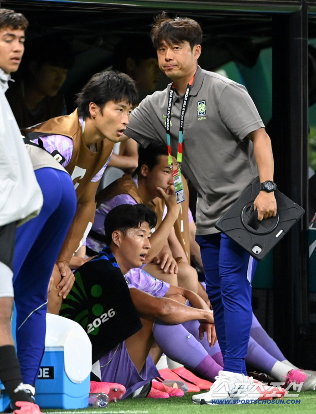 19일(한국시각) 멕시코 과달라하라 사포판의 에스타디오 과달라하라에서 열린 2026 북중미월드컵 대한민국과 멕시코의 경기. 손흥민과 조규성이 벤치에서 경기를 지켜보고 있다. 사포판(멕시코)=허상욱 기자 wook@sportschosun.com/2026.06.19/