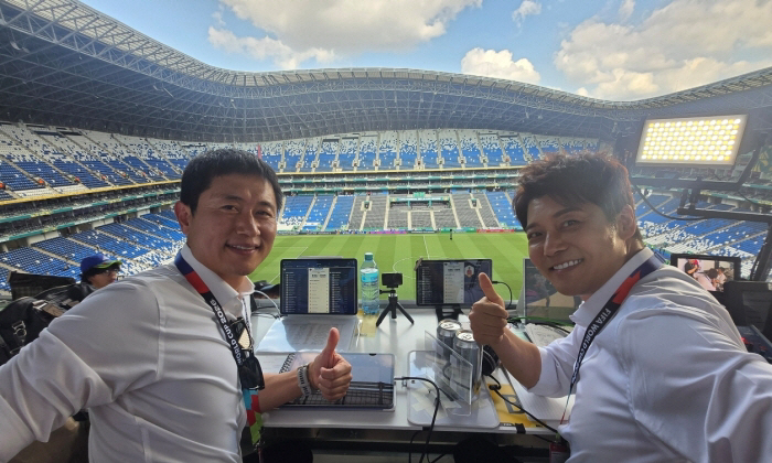 '축구 캐스터' 전현무, 이영표와 남아공전 중계석 포착.."무조건 LA 갑니다"