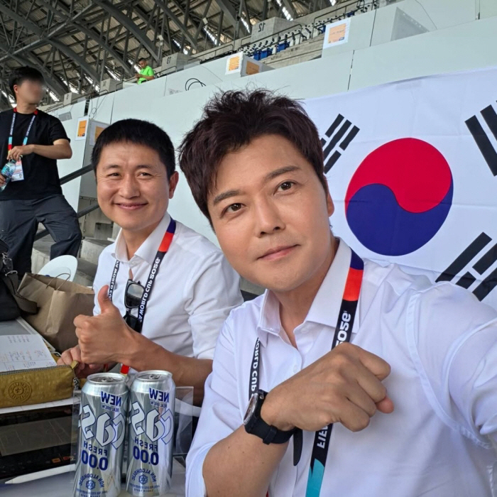 '축구 캐스터' 전현무, 이영표와 남아공전 중계석 포착.."무조건 LA 갑니다"