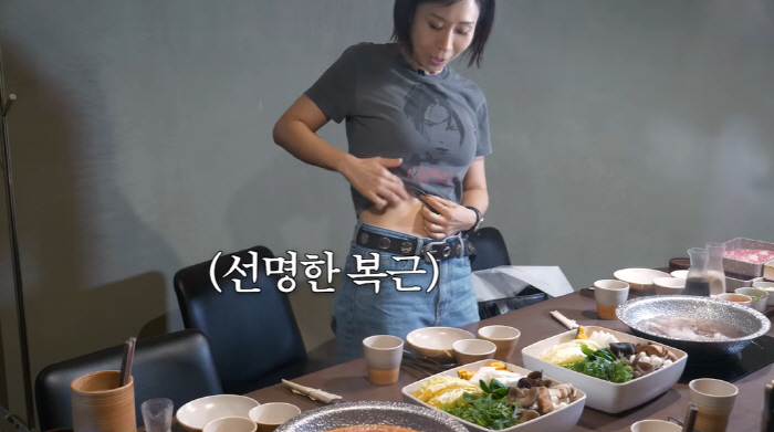 '54-Year-Old' Jeong Sun-hee Shows Off Her Hidden Abs, Says, 'I Have to Swim and Lift Weights for Life'