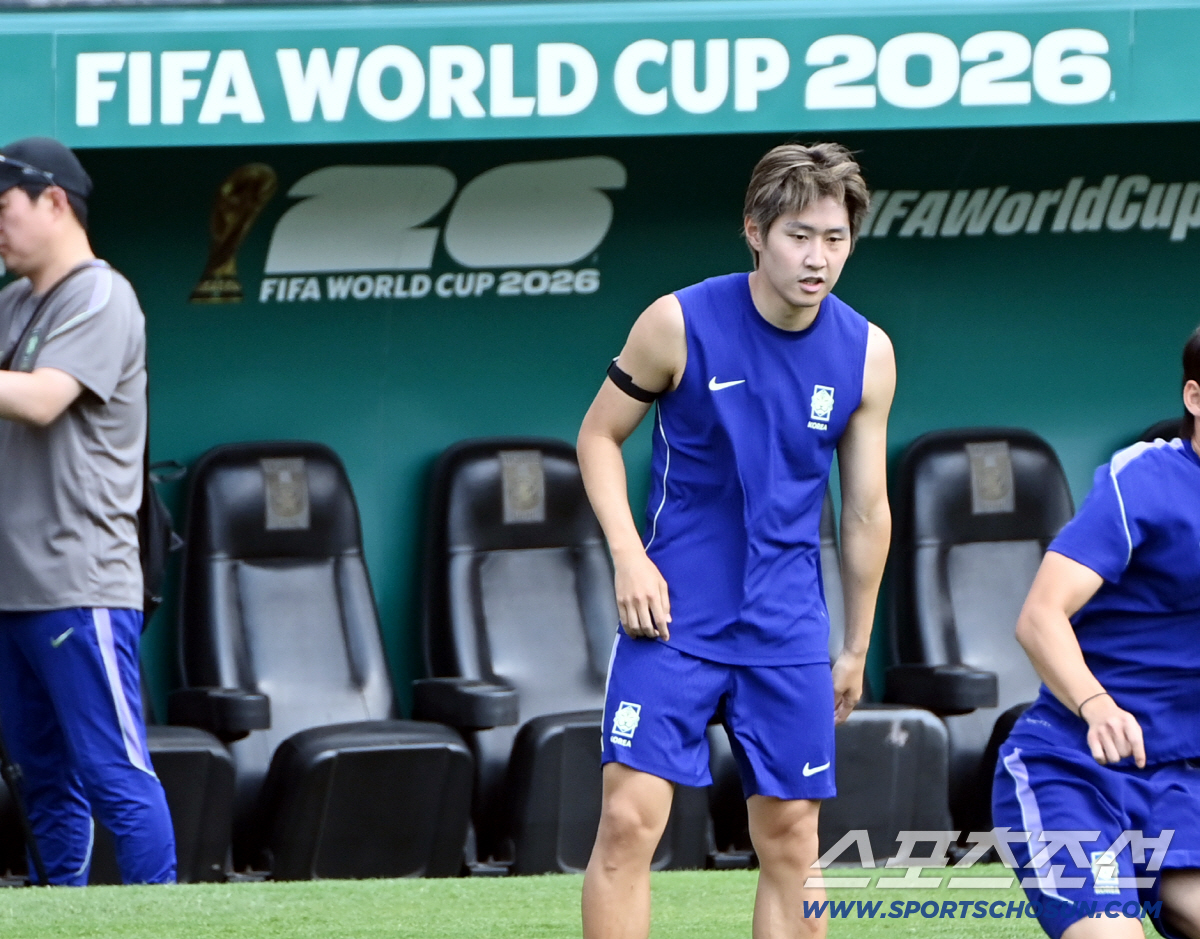 2026 북중미 월드컵 남아공전을 하루 앞둔 대한민국 월드컵 대표팀이 24일(한국시각) 멕시코 몬테레이 인근 산니콜라스의 에스타디오 우니베르시타리오에서 공식 훈련을 가졌다. 이강인이 론도 훈련을 하고 있다. 산니콜라스(멕시코)=허상욱 기자 wook@sportschosun.com/2026.06.24/