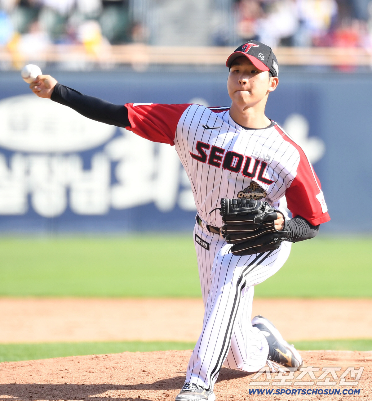 24일 잠실구장에서 열린 LG와 키움의 경기. 투구하고 있는 LG 우강훈. 잠실=송정헌 기자 songs@sportschosun.com/2026.05.24/