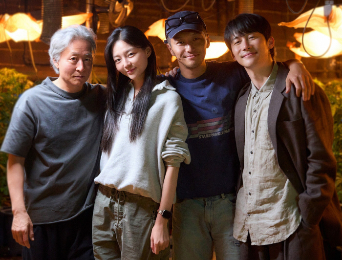 Byun Yo-han's shaved-head performance in 'Pawoon' wraps filming, with the cast saying, 'Every scene was intense at every moment'