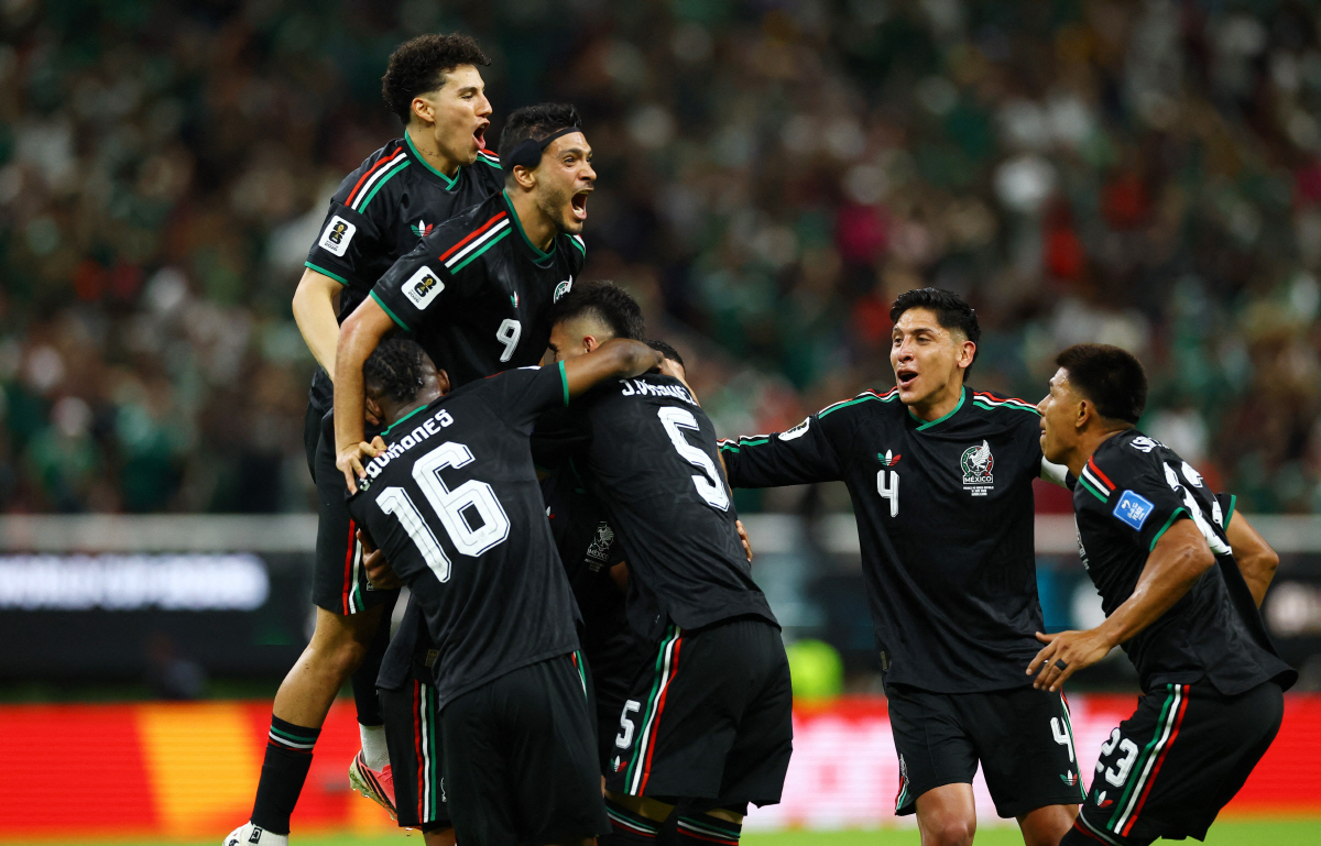 Soccer Football - FIFA World Cup 2026 - Group A - Mexico v South Korea - Estadio Guadalajara, Guadalajara, Mexico - June 18, 2026 Mexico's Luis Romo celebrates scoring their first goal with Jorge Sanchez, Raul Jimenez, Julian Quinones, Johan Vasquez, Edson Alvarez and Jesus Gallardo REUTERS/Daniel Becerril