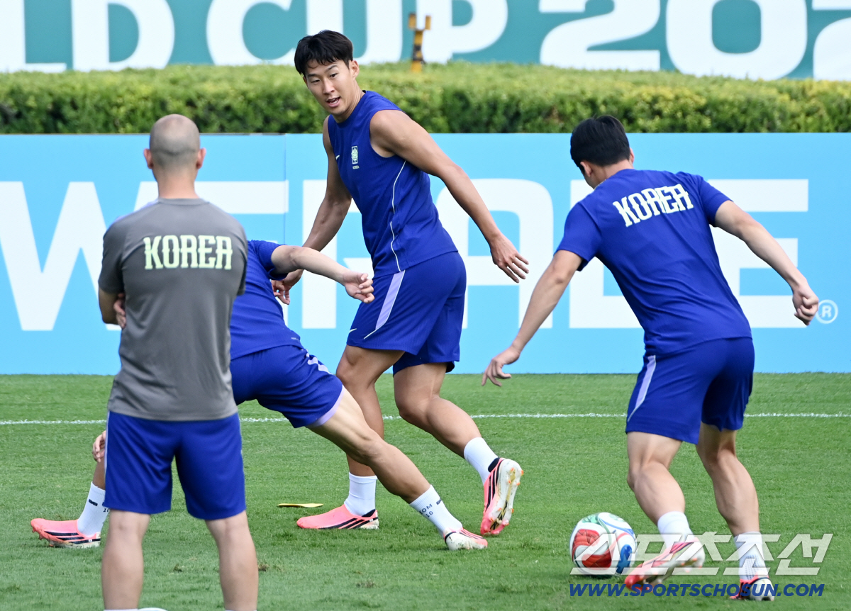 2026 북중미 월드컵 남아공전을 하루 앞둔 대한민국 월드컵 대표팀이 24일(한국시각) 멕시코 몬테레이 인근 산니콜라스의 에스타디오 우니베르시타리오에서 공식 훈련을 가졌다. 엄지성, 손흥민, 이태석이 론도 훈련을 하고 있다. 산니콜라스(멕시코)=허상욱 기자 wook@sportschosun.com/2026.06.24/