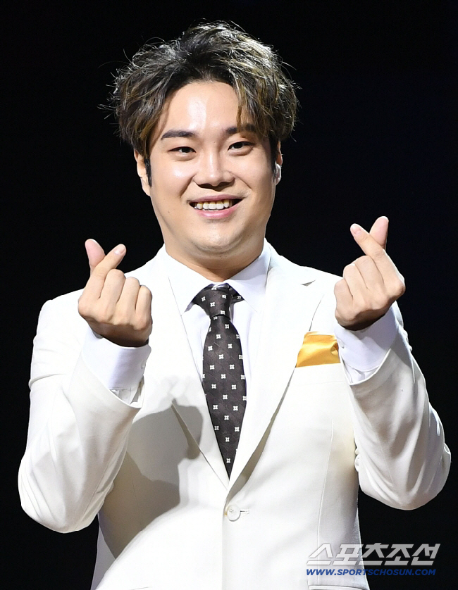 'Yoo Jae-hwan, Fined for Indecent Assault, Changes Stage Name to Jeonggyeong and Resumes Music Career'