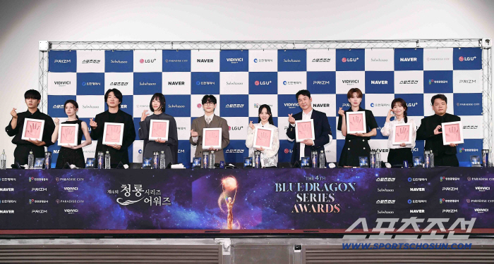 Blue Dragon Series Awards Ju Ji-hoon, IU, and Moon Sang-hoon, Mimi to Attend BSA Handprinting Event