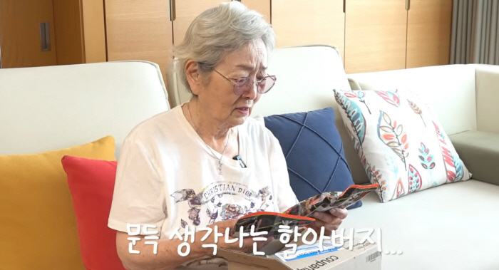 Kim Young-ok Tears Up Over a Package She Received After Her Husband's Death 'It Keeps Making Me Think of the Candy He Loved'