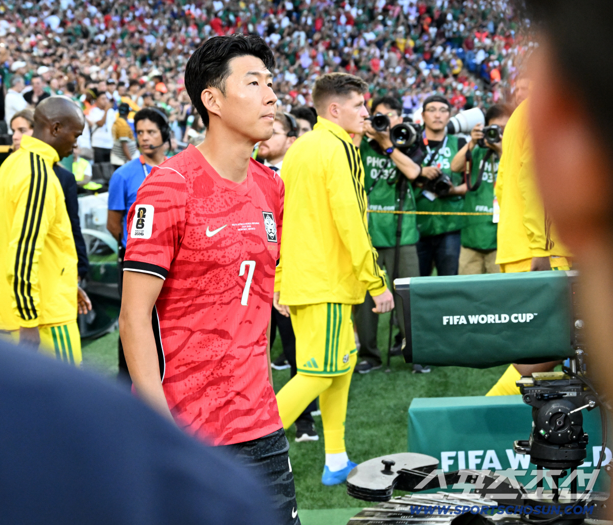 25일(한국시각) 멕시코 몬테레이 인근 과달루페의 에스타디오 몬테레이에서 열린 2026 북중미 월드컵 대한민국과 남아공의 경기. 경기 전 손흥민이 그라운드로 나서고 있다. 과달루페(멕시코)=허상욱 기자 wook@sportschosun.com/2026.06.25/