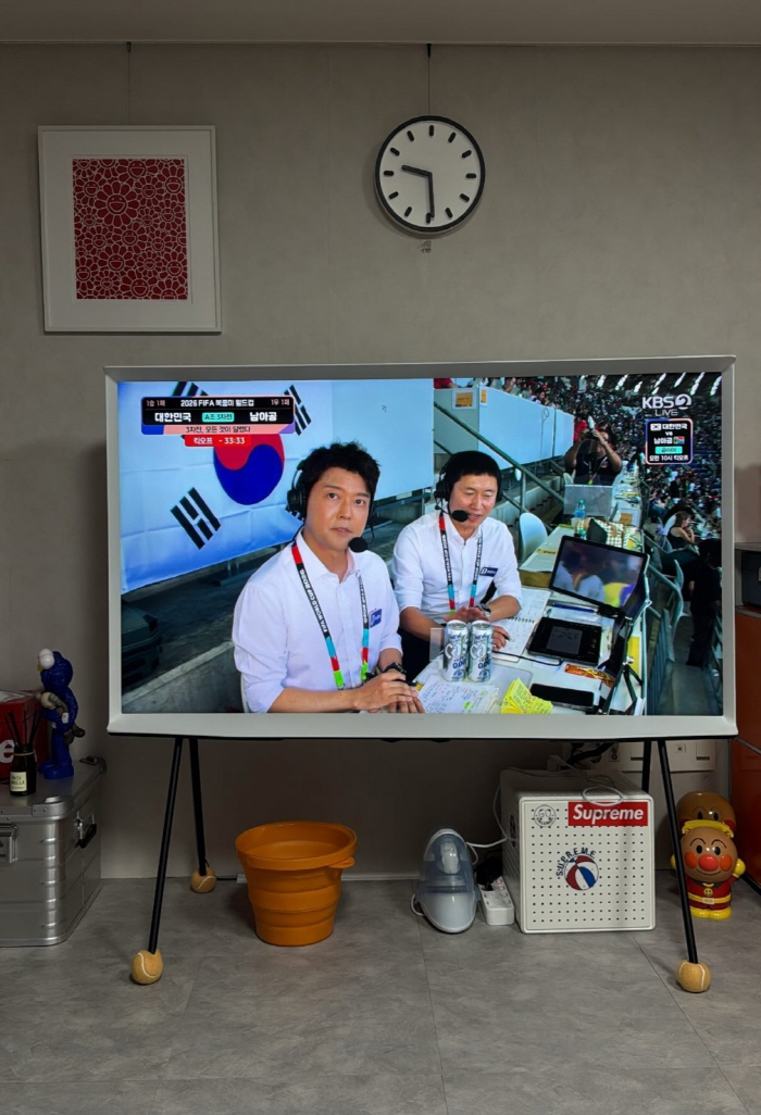 Kim Shin-young Watches Jeon Hyun-moo's First Soccer Broadcast Live and Shares TV Proof Shot