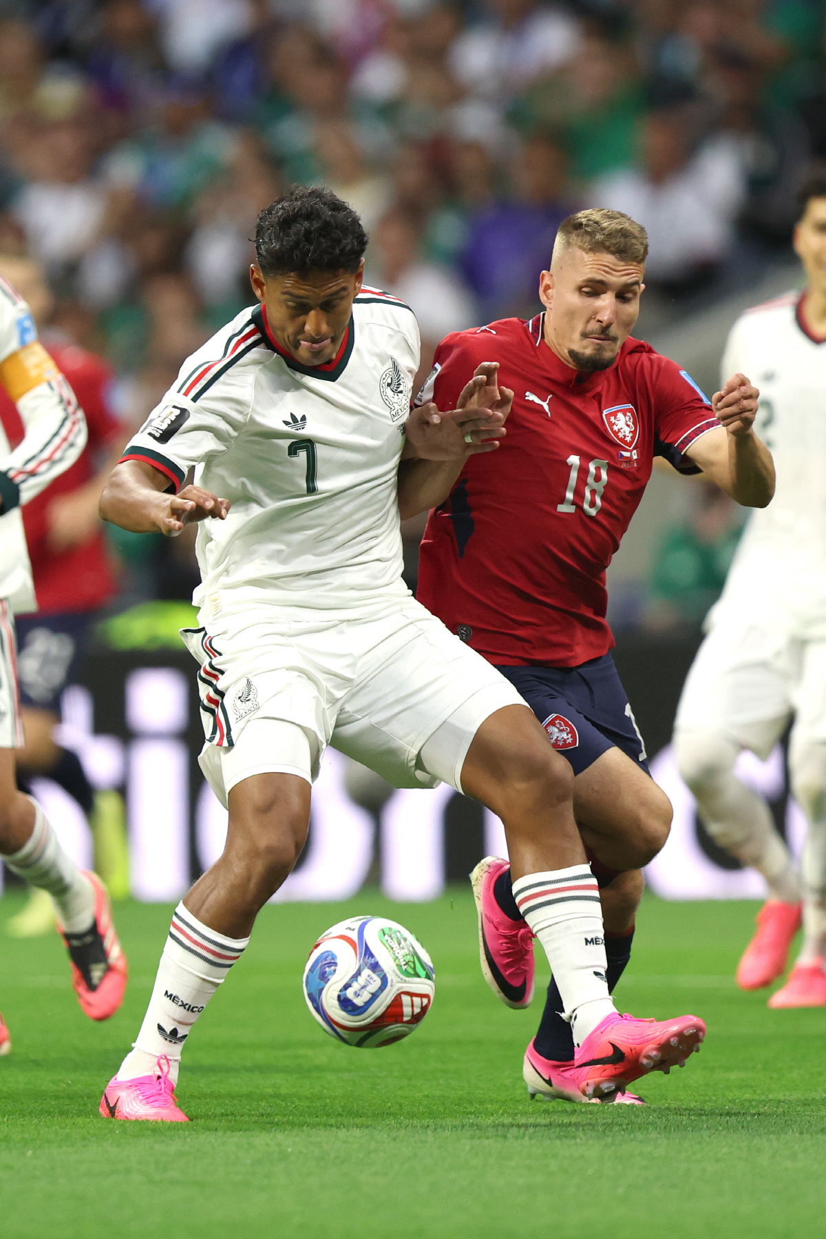 epa13062431 Michal Sadilek (R) of Czech Republic in action against Luis Romo of Mexico during the FIFA World Cup 2026 group stage match Czech Republic against Mexico in Mexico City, Mexico, 24 June 2026. EPA/ISAAC ESQUIVEL