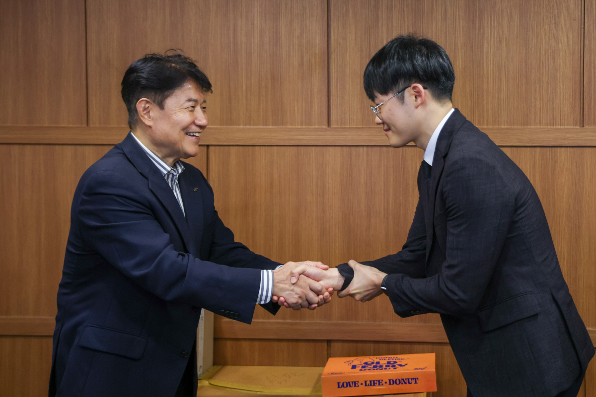 심판운영부서를 찾아 직원을 격려중인 우희종 회장(왼쪽) 사진제공=한국마사회