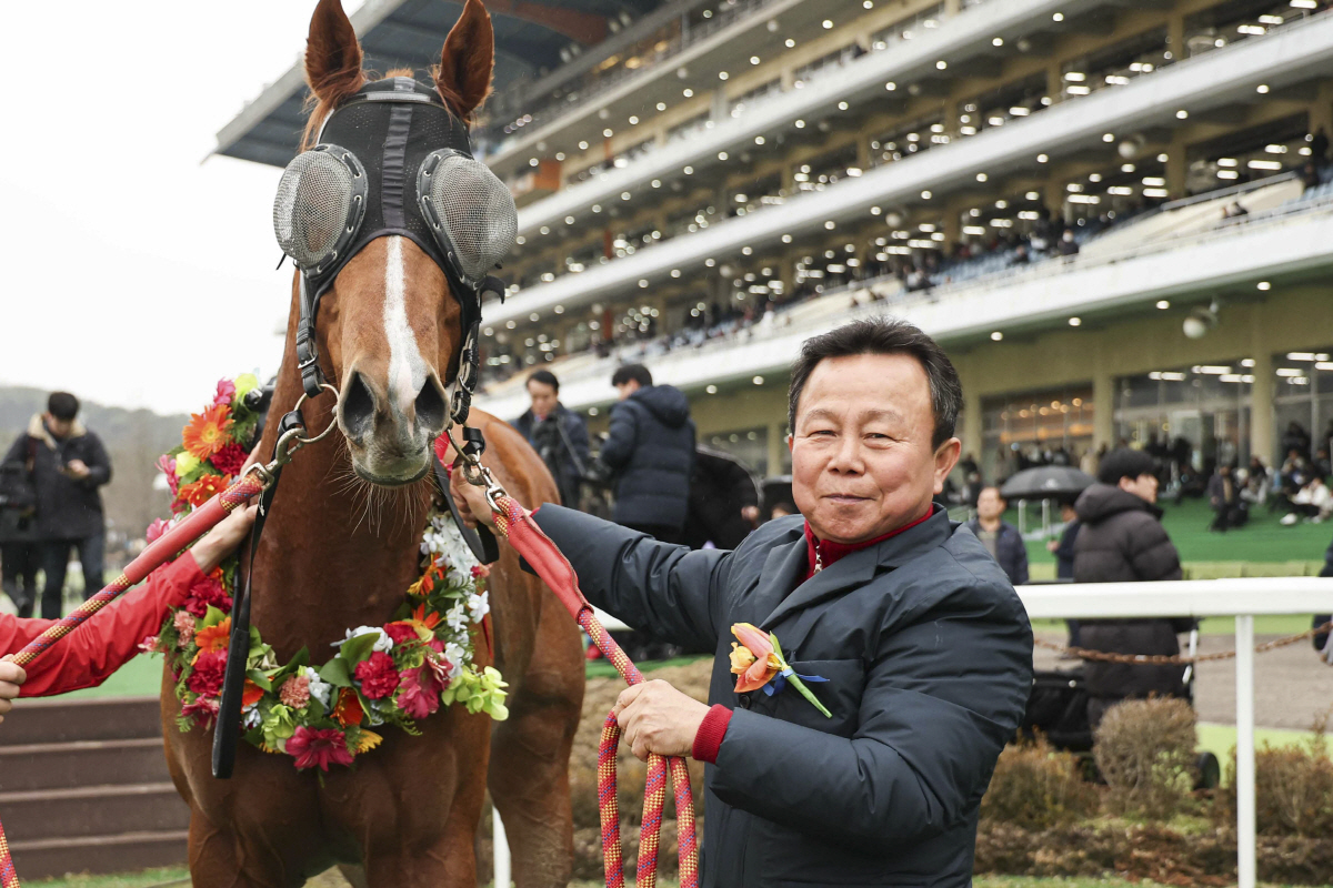 우창구 조교사 24년2월18일 세계일보배(우승마 빅스고). 사진제공=한국마사회