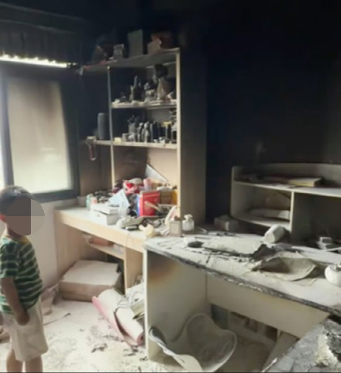 Five-Year-Old Son's Prank Burns 30 Phones to Ashes... Unexpected Actions by the Child and His Father Move Readers