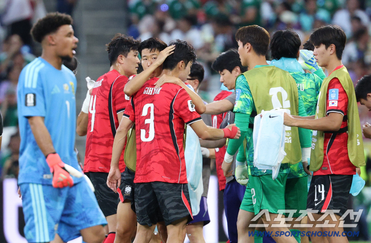 25일(한국시각) 멕시코 몬테레이 인근 과달루페의 에스타디오 몬테레이에서 열린 2026 북중미 월드컵 대한민국과 남아공의 경기. 손흥민이 하이드레이션 브레이크에서 이기혁을 격려하고 있다. 과달루페(멕시코)=허상욱 기자 wook@sportschosun.com/2026.06.25/
