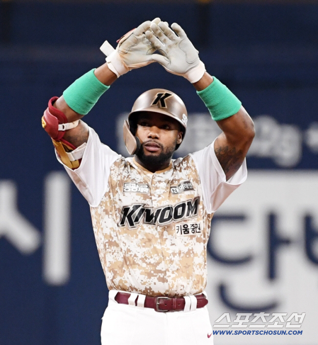 27일 서울 고척스카이돔에서 열린 키움 히어로즈와 NC 다이노스의 경기. 1회말 무사 1루 키움 도슨이 적시타를 날린 뒤 환호하고 있다. 고척=박재만 기자 pjm@sportschosun.com/2024.06.27/