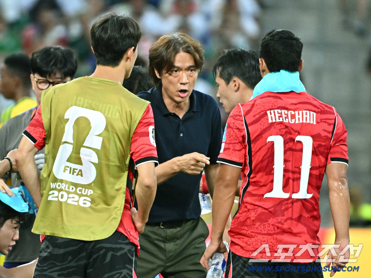 25일(한국시각) 멕시코 몬테레이 인근 과달루페의 에스타디오 몬테레이에서 열린 2026 북중미 월드컵 대한민국과 남아공의 경기. 홍명보 감독이 황희찬에게 작전을 지시하고 있다. 과달루페(멕시코)=허상욱 기자 wook@sportschosun.com/2026.06.25/