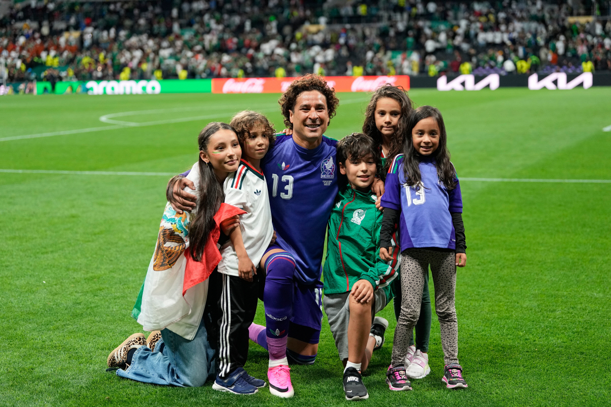 Mexico goalkeeper Guillermo Ochoa poses with children after a a World Cup Group A soccer match between Mexico and Czechia in Mexico City, Wednesday, June 24, 2026. (AP Photo/Silvia Izquierdo)