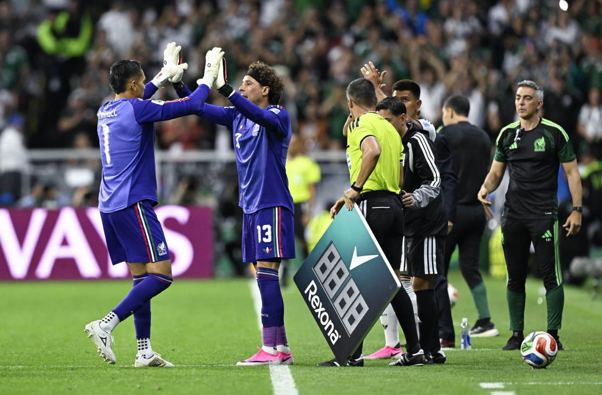 (260625) -- MEXICO CITY, June 25, 2026 (Xinhua) -- Goalkeeper Guillermo Ochoa (2nd L) of Mexico replaces Raul Rangel (1st L) during a group A match between the Czech Republic and Mexico at the 2026 FIFA World Cup at Mexico City Stadium in Mexico City, Mexico, June 24, 2026. (Xinhua/Li Muzi)