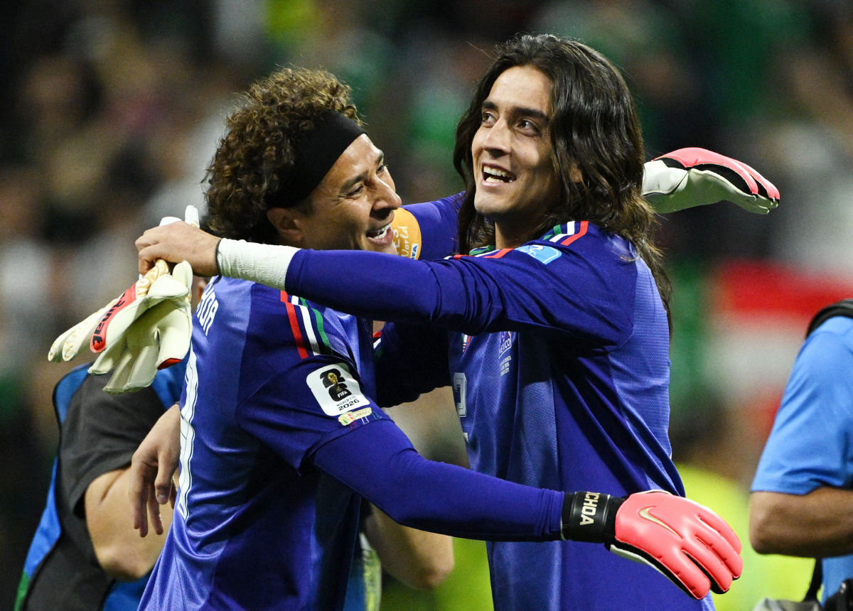 Soccer Football - FIFA World Cup 2026 - Group A - Czech Republic v Mexico - Estadio Azteca, Mexico City, Mexico - June 24, 2026 Mexico's Guillermo Ochoa and Carlos Acevedo celebrate after the match REUTERS/Annegret Hilse