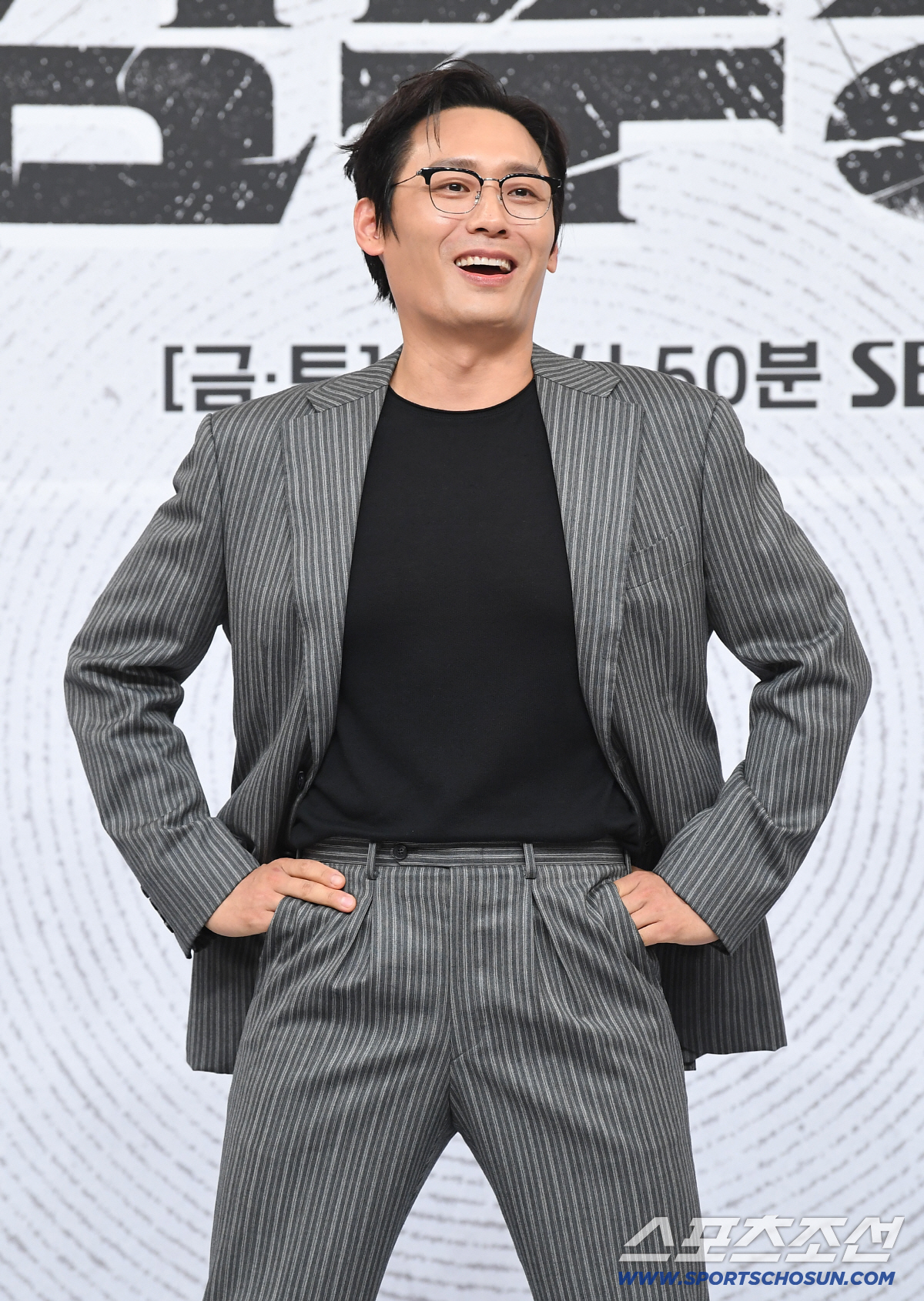 SBS 드라마 '김부장' 제작발표회가 25일 오후 서울 목동 SBS에서 열렸다. 최대훈이 포즈 취하고 있다. 정재근 기자 cjg@sportschosun.com/2026.6.25/