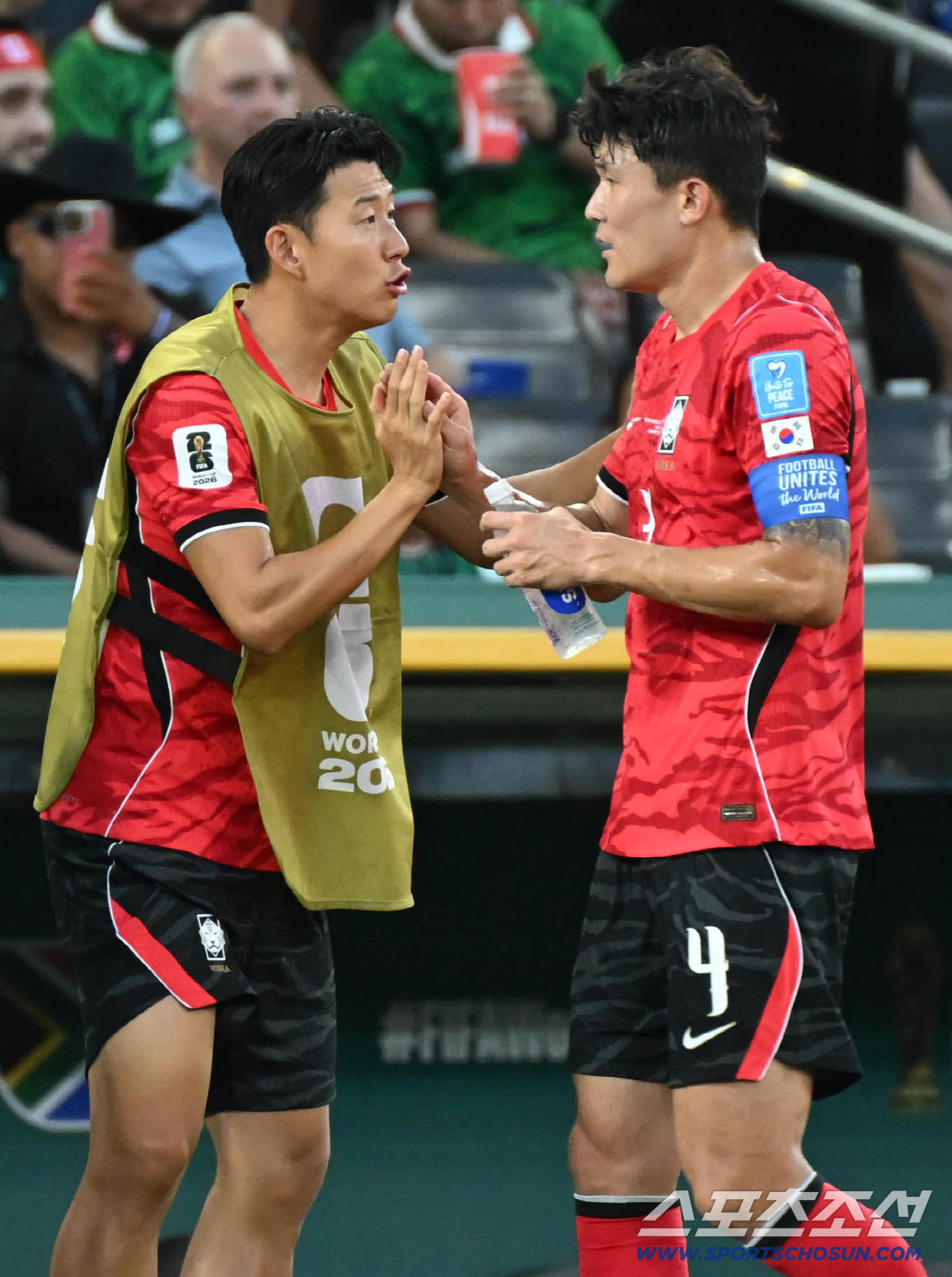 25일(한국시각) 멕시코 몬테레이 인근 과달루페의 에스타디오 몬테레이에서 열린 2026 북중미 월드컵 대한민국과 남아공의 경기. 하이드레이션 브레이크때 손흥민에 주장 완장을 찬 김민재를 맞이하고 있다. 과달루페(멕시코)=허상욱 기자 wook@sportschosun.com/2026.06.25/