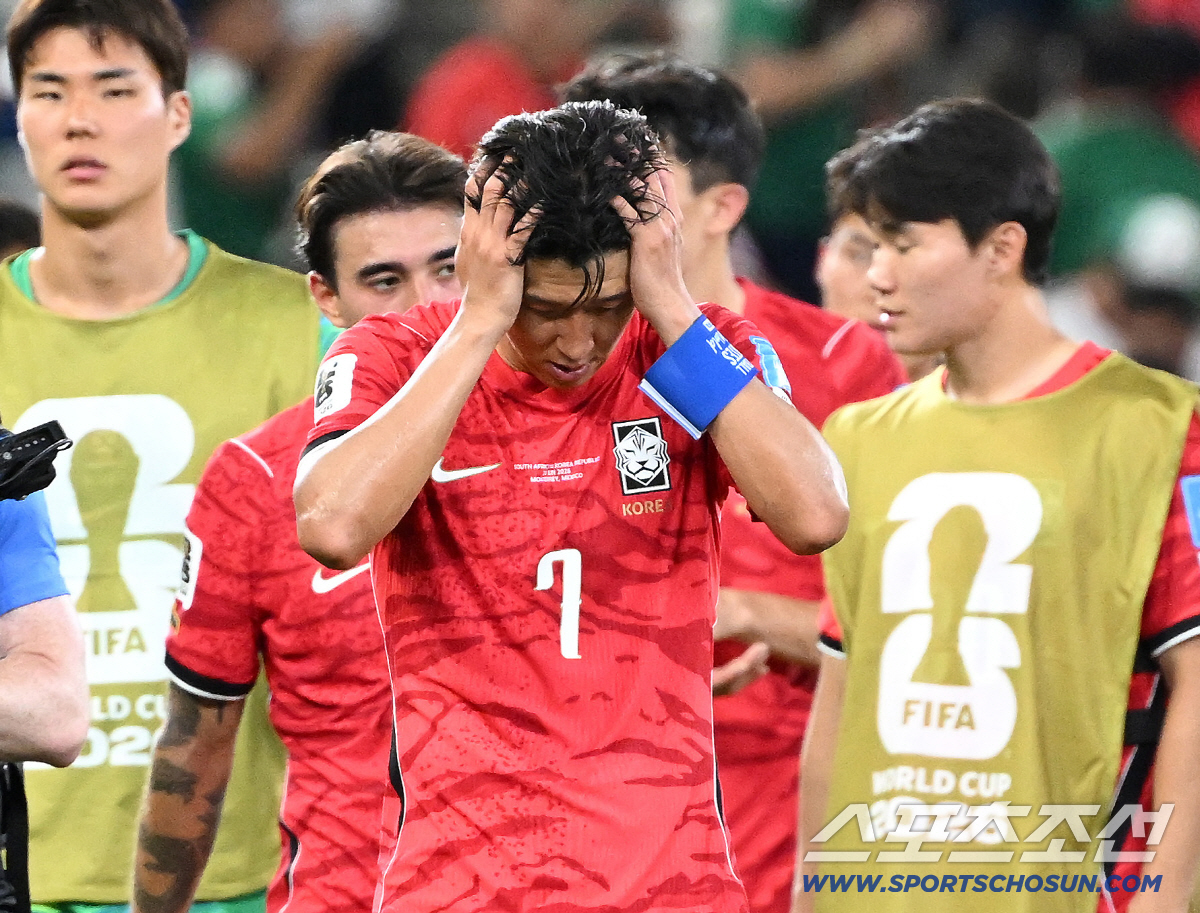 25일(한국시각) 멕시코 몬테레이 인근 과달루페의 에스타디오 몬테레이에서 열린 2026 북중미 월드컵 대한민국과 남아공의 경기. 한국 대표팀이 0-1로 패하자 손흥민 등 선수들이 침울한 표정으로 경기장을 걷고 있다. 과달루페(멕시코)=허상욱 기자 wook@sportschosun.com/2026.06.25/