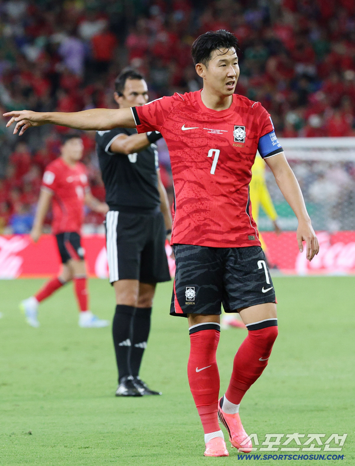 25일(한국시각) 멕시코 몬테레이 인근 과달루페의 에스타디오 몬테레이에서 열린 2026 북중미 월드컵 대한민국과 남아공의 경기. 후반전 출전한 손흥민이 동료들과 대화하고 있다. 과달루페(멕시코)=허상욱 기자 wook@sportschosun.com/2026.06.25/