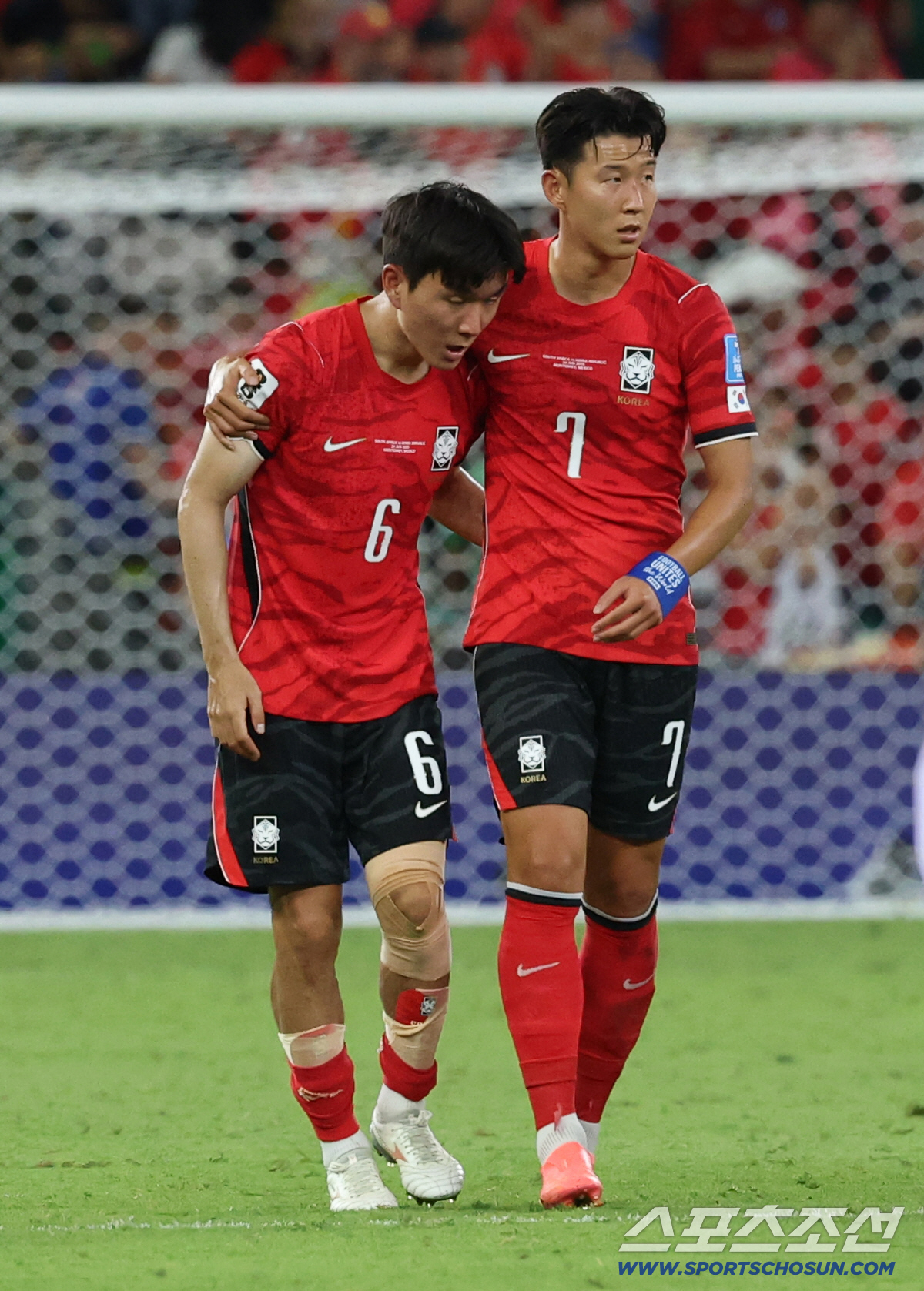 25일(한국시각) 멕시코 몬테레이 인근 과달루페의 에스타디오 몬테레이에서 열린 2026 북중미 월드컵 대한민국과 남아공의 경기. 손흥민이 황인범을 다독이고 있다. 과달루페(멕시코)=허상욱 기자 wook@sportschosun.com/2026.06.25/