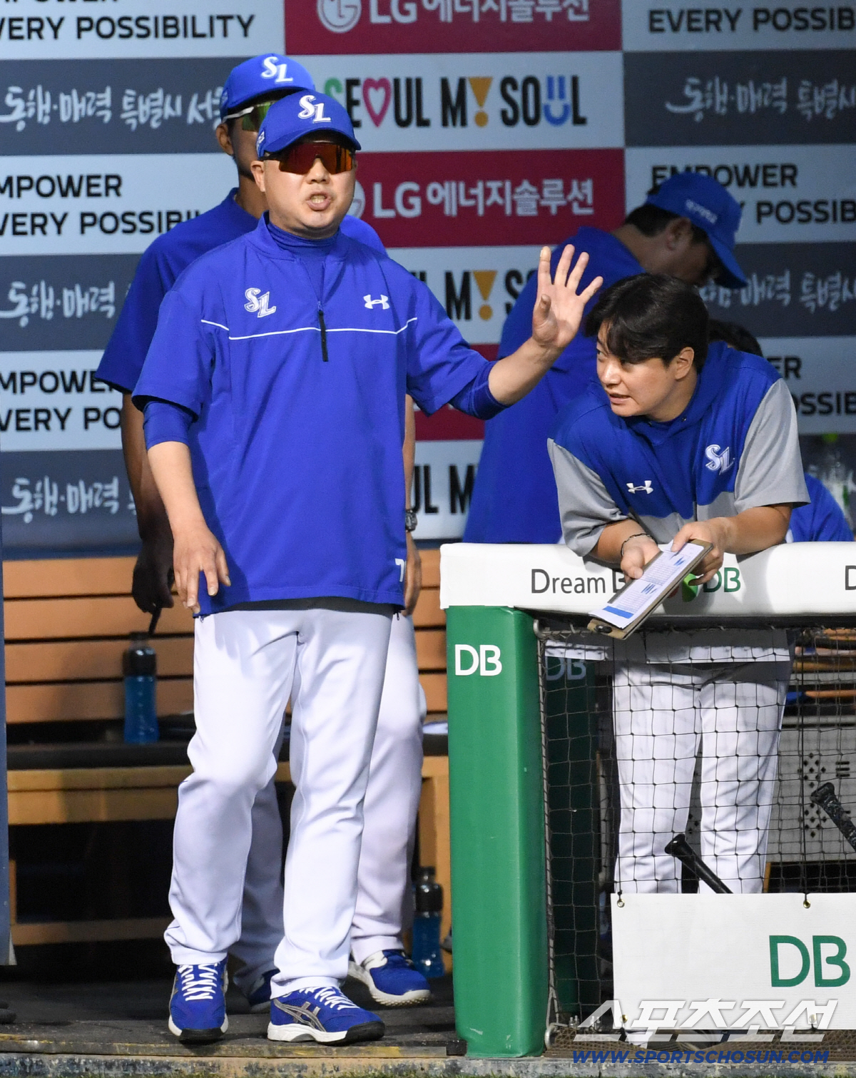 23일 잠실구장에서 열린 LG와 삼성의 경기. 삼성 박진만 감독이 디아즈 타구에 대해 홈런 여부를 체크하고 있다. 잠실=박재만 기자 pjm@sportschosun.com/2026.06.23/