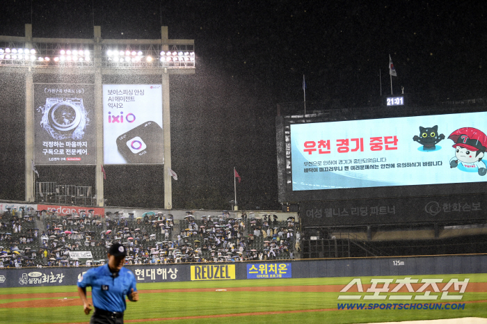 LG팬 상당수는 귀가했다...삼성 11-3 LG, 잠실경기 8회초 우천 중단 후 32분만에 재개[잠실현장]