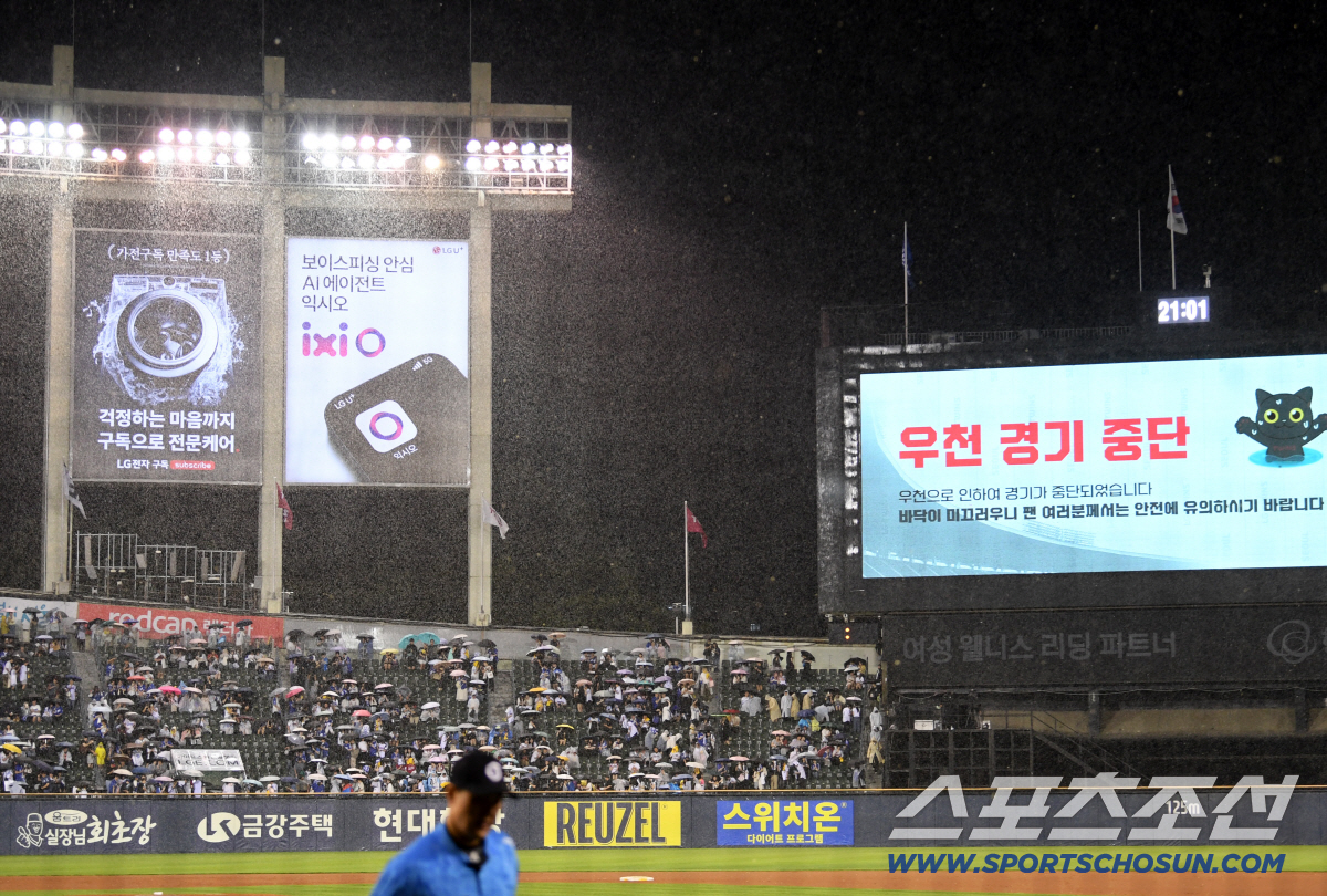 25일 잠실구장에서 열린 LG와 삼성의 경기. 8회 경기 도중 빗줄기가 강해지자 경기가 중단되고 있다. 잠실=박재만 기자 pjm@sportschosun.com/2026.06.25/